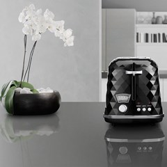 DeLonghi Brillante 2-Compartment Toaster Black